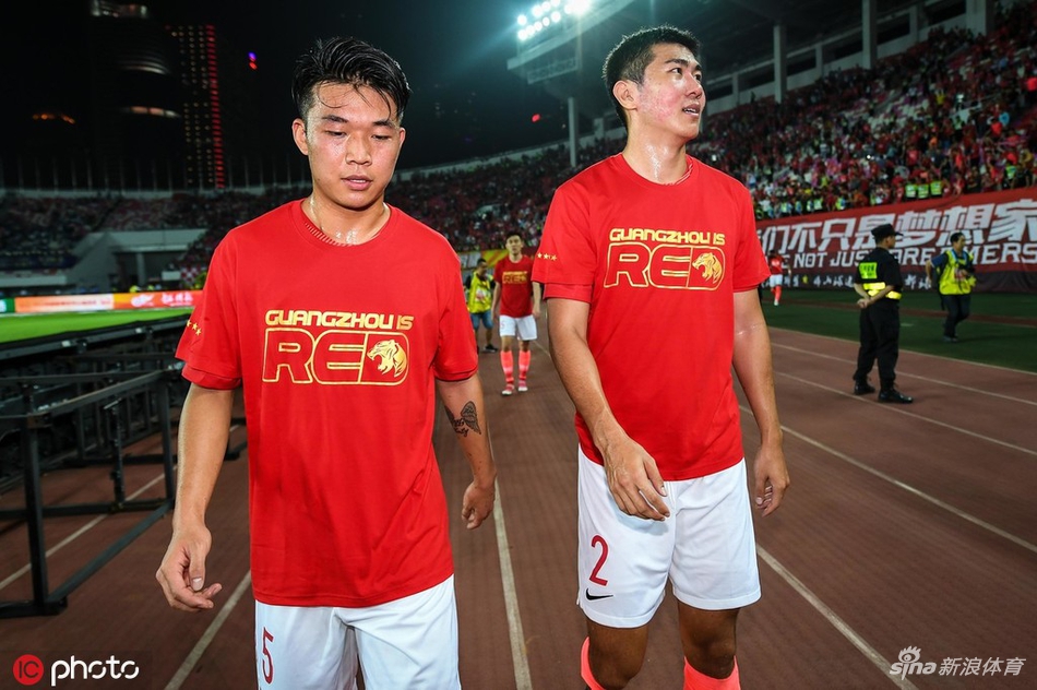 恒大特制T恤庆祝德比胜利