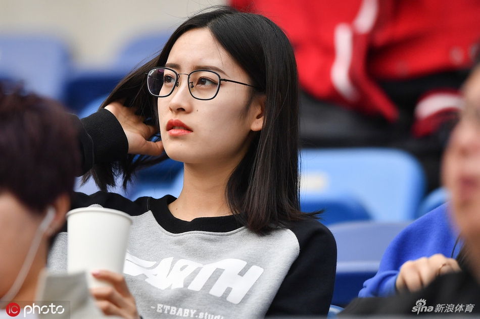 白玉肌肤吹弹可破！中超看台惊现清纯美女