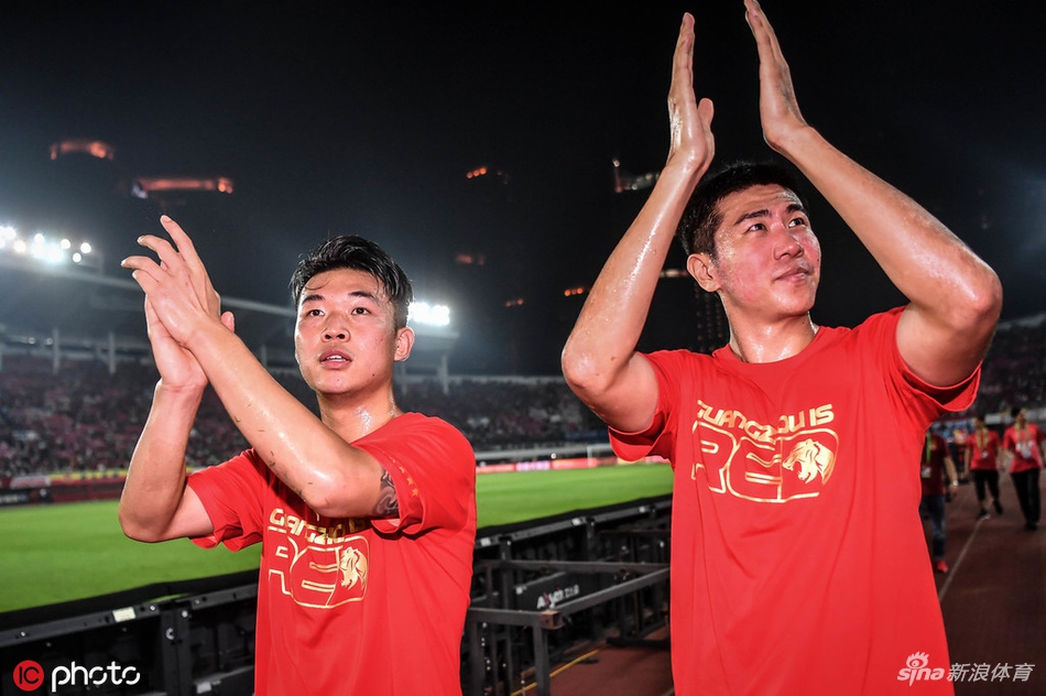 恒大特制T恤庆祝德比胜利