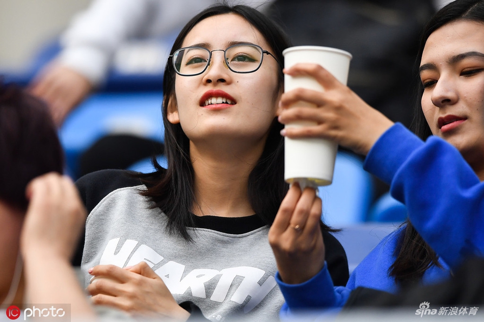 白玉肌肤吹弹可破！中超看台惊现清纯美女