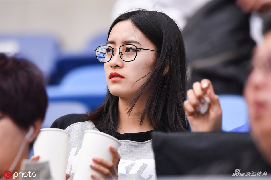 白玉肌肤吹弹可破！中超看台惊现清纯美女