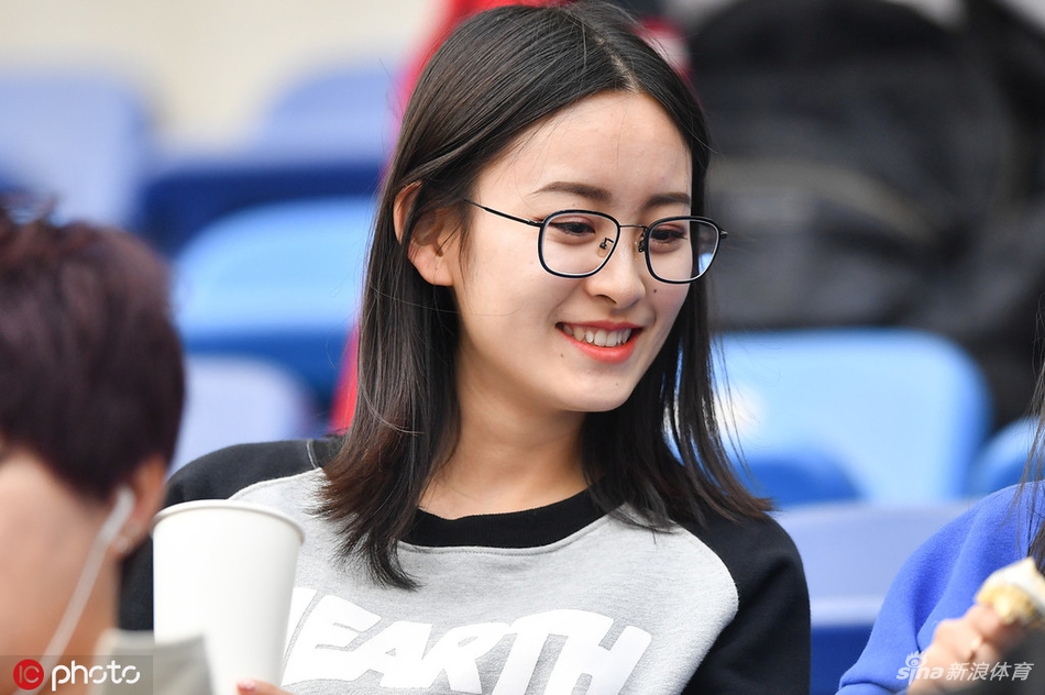 白玉肌肤吹弹可破！中超看台惊现清纯美女