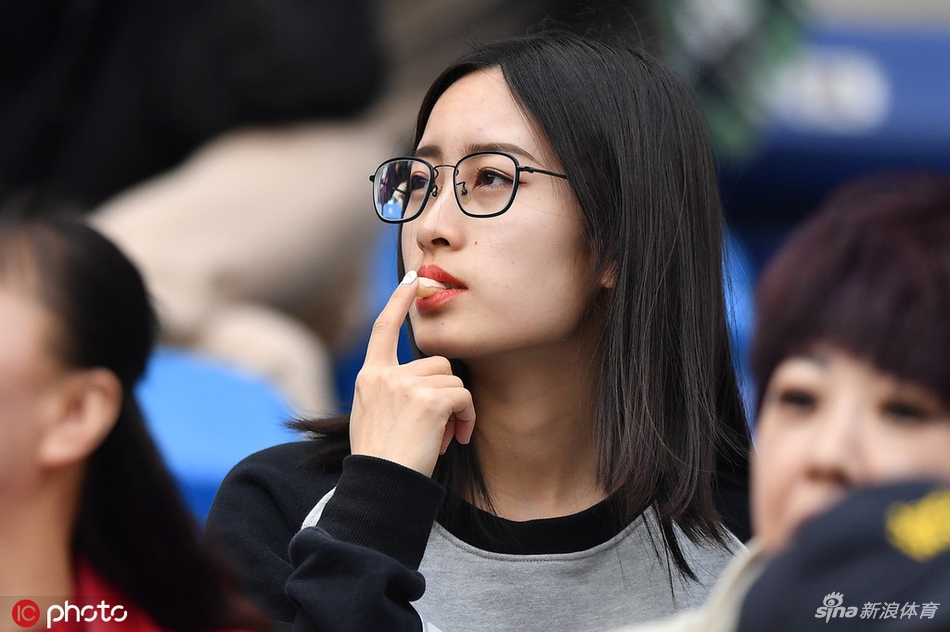 白玉肌肤吹弹可破！中超看台惊现清纯美女