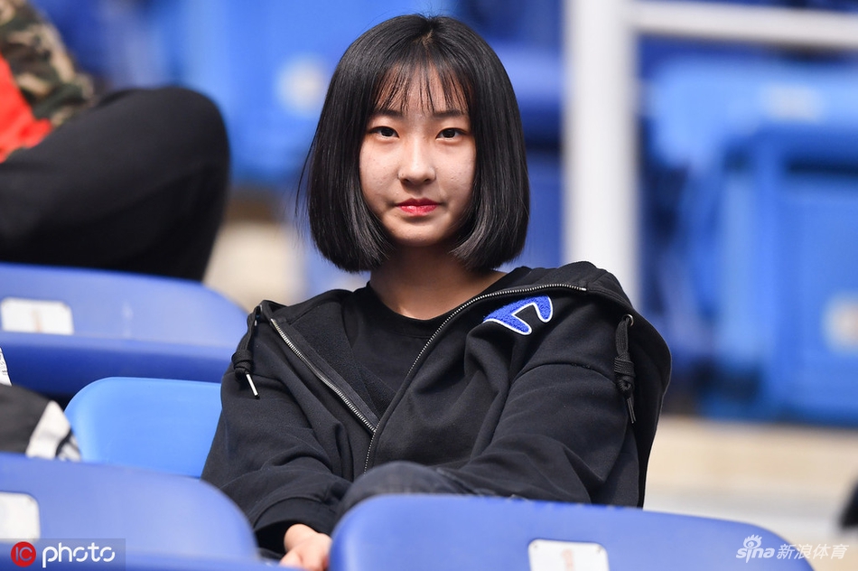 白玉肌肤吹弹可破！中超看台惊现清纯美女