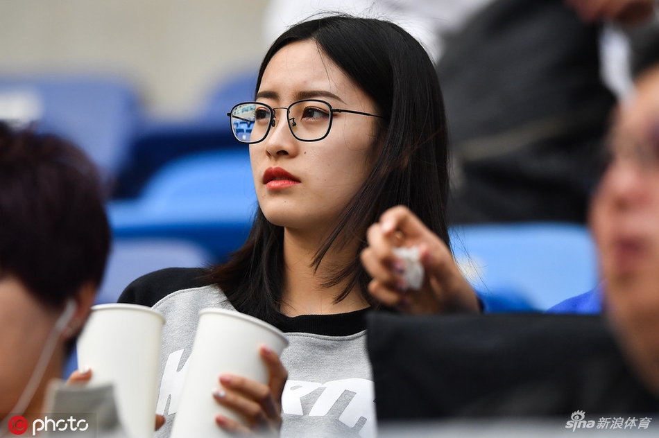白玉肌肤吹弹可破！中超看台惊现清纯美女
