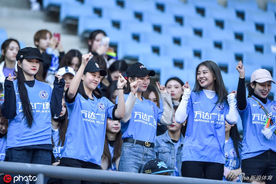 胭脂粉黛！大连美女球迷集结