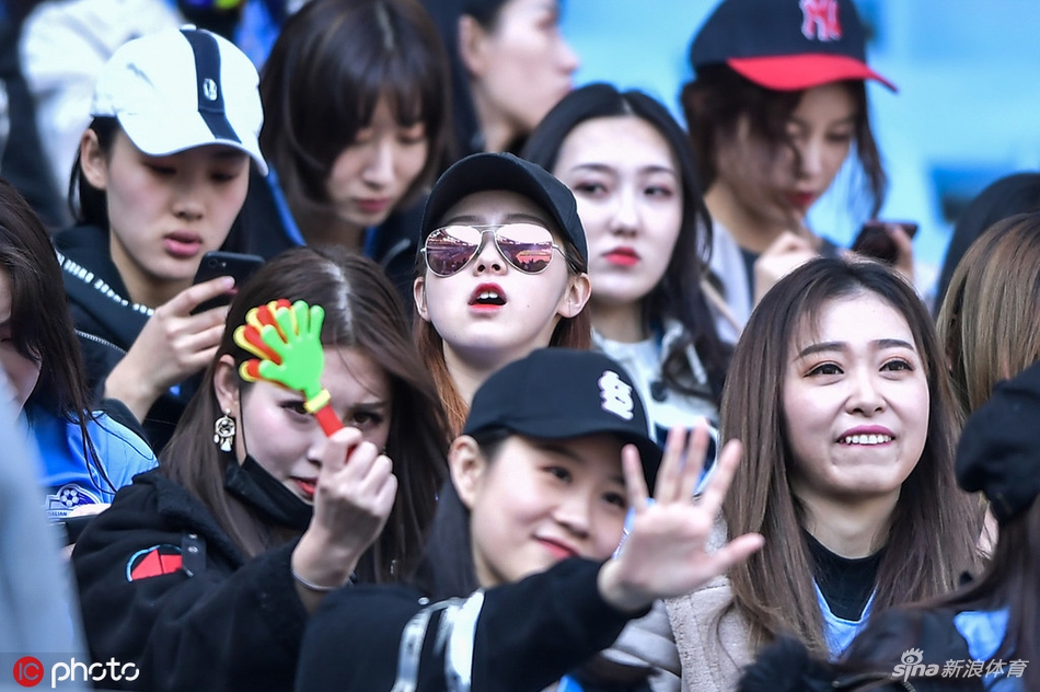 胭脂粉黛！大连美女球迷集结