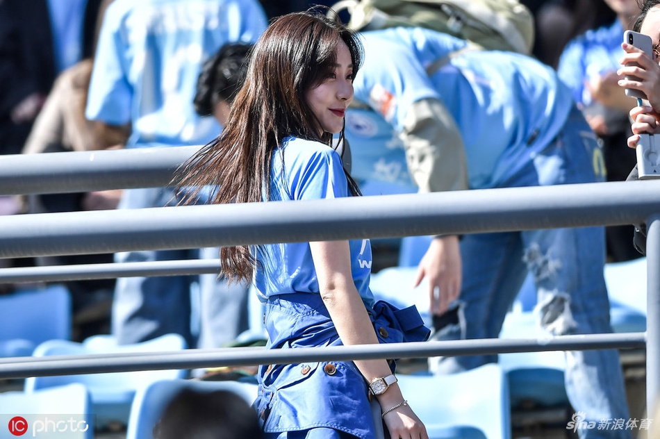 胭脂粉黛！大连美女球迷集结