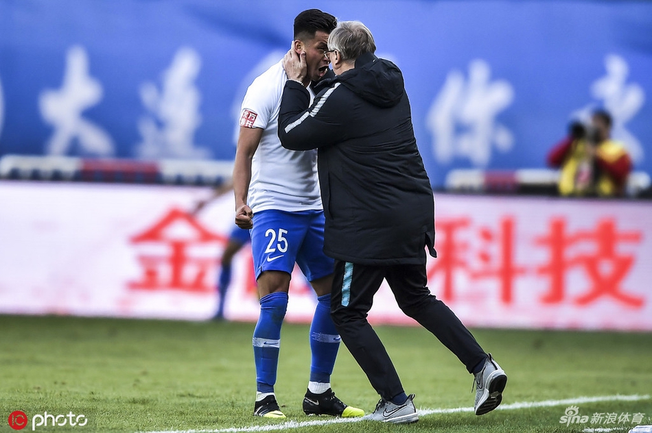 买提江和施蒂利克庆祝