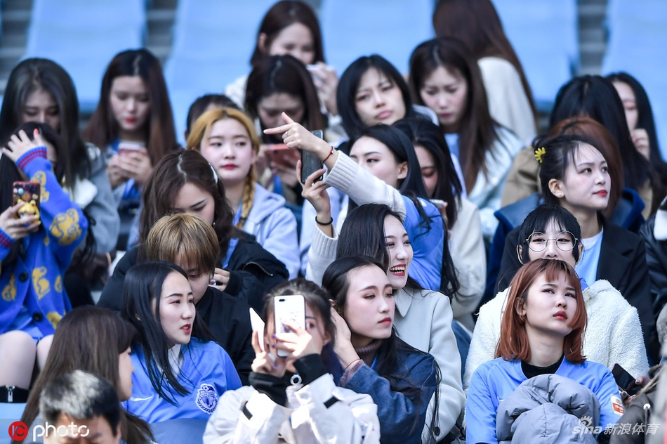 胭脂粉黛！大连美女球迷集结