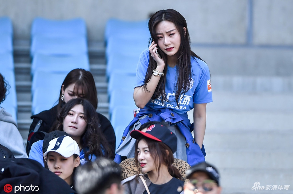胭脂粉黛！大连美女球迷集结