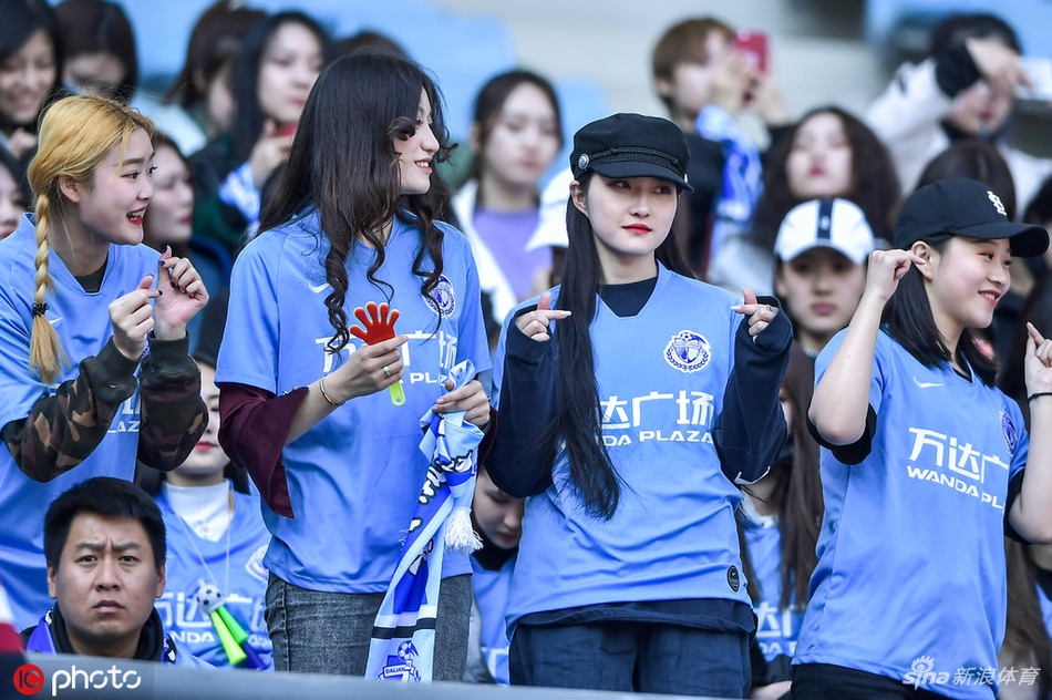 胭脂粉黛！大连美女球迷集结