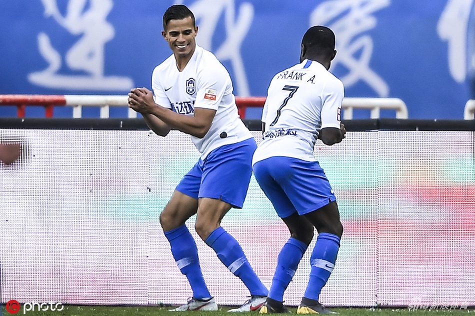 阿奇姆彭和乔纳森共舞