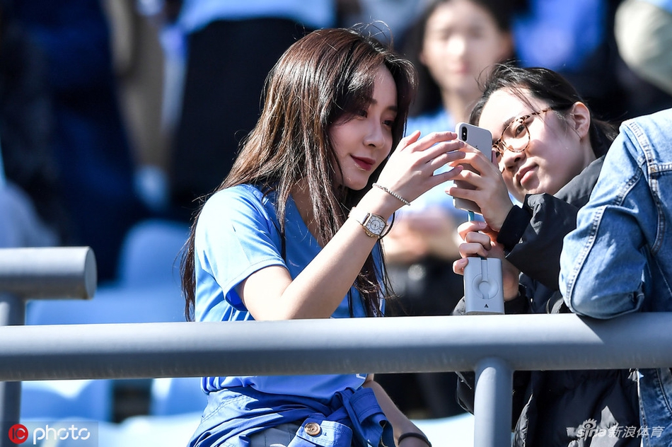 胭脂粉黛！大连美女球迷集结