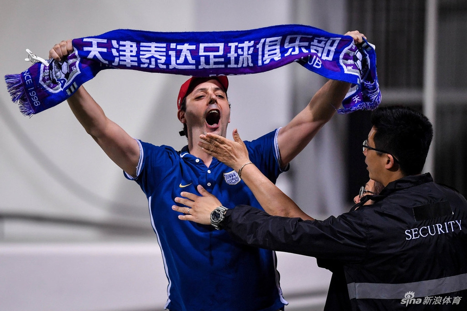 杰志球迷在亚冠赛场上挑衅权健
