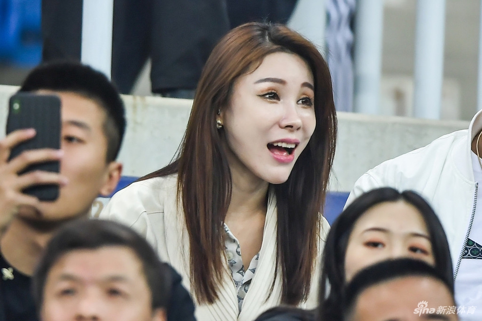 美艳小姐姐围观天津德比