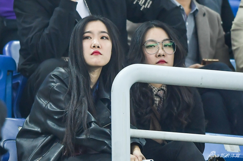 美艳小姐姐围观天津德比