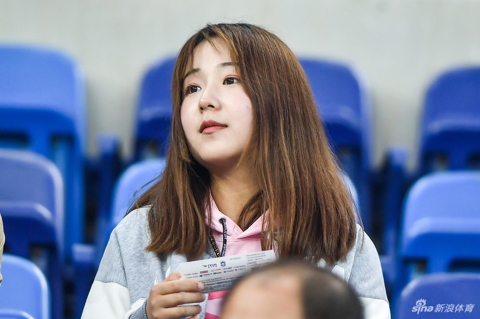 美艳小姐姐围观天津德比