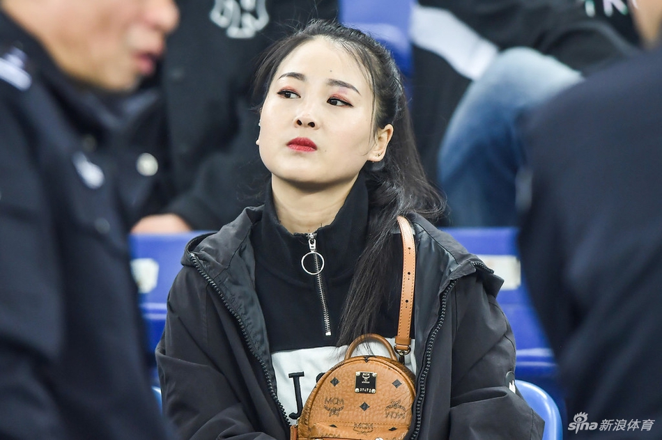 美艳小姐姐围观天津德比