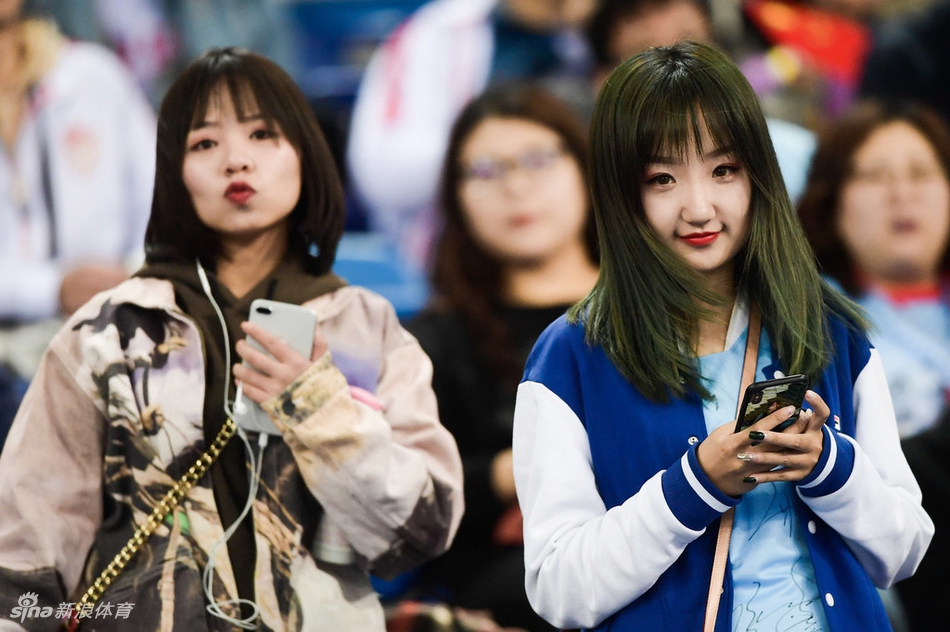 嘟嘟嘴和绿头发 天津美女助威天海