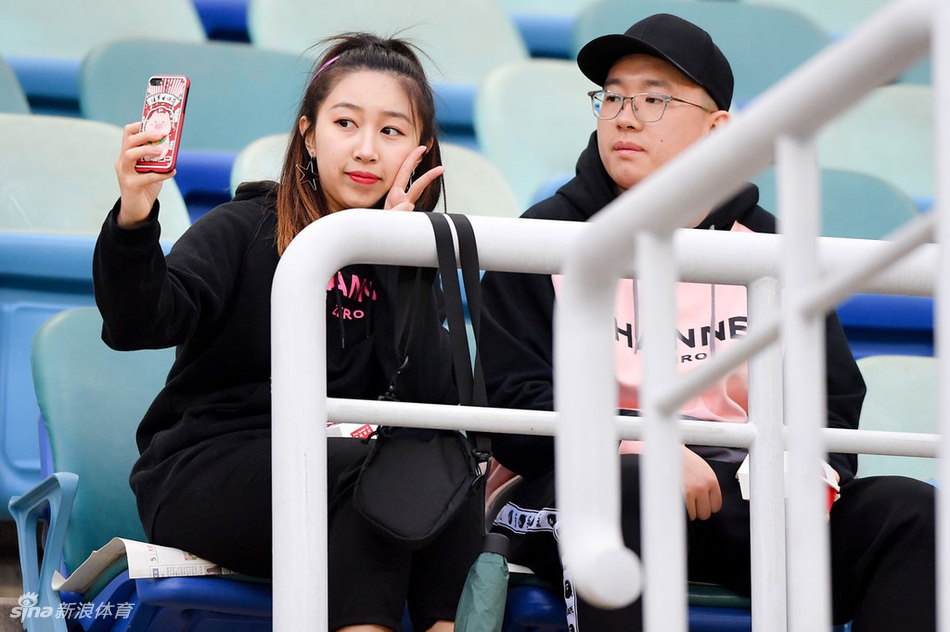 嘟嘟嘴和绿头发 天津美女助威天海