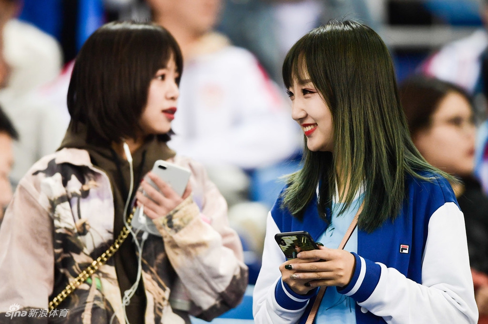 嘟嘟嘴和绿头发 天津美女助威天海