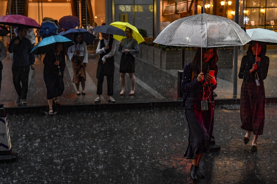 广州遭遇暴雨天气白昼如黑夜 或影响恒大鲁能之战