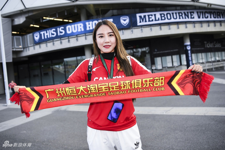 美女球迷场外举围巾助威恒大