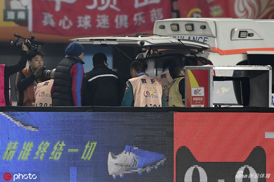 慎入！建业球员杨阔断腿重伤