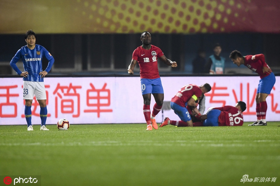 慎入！建业球员杨阔断腿重伤