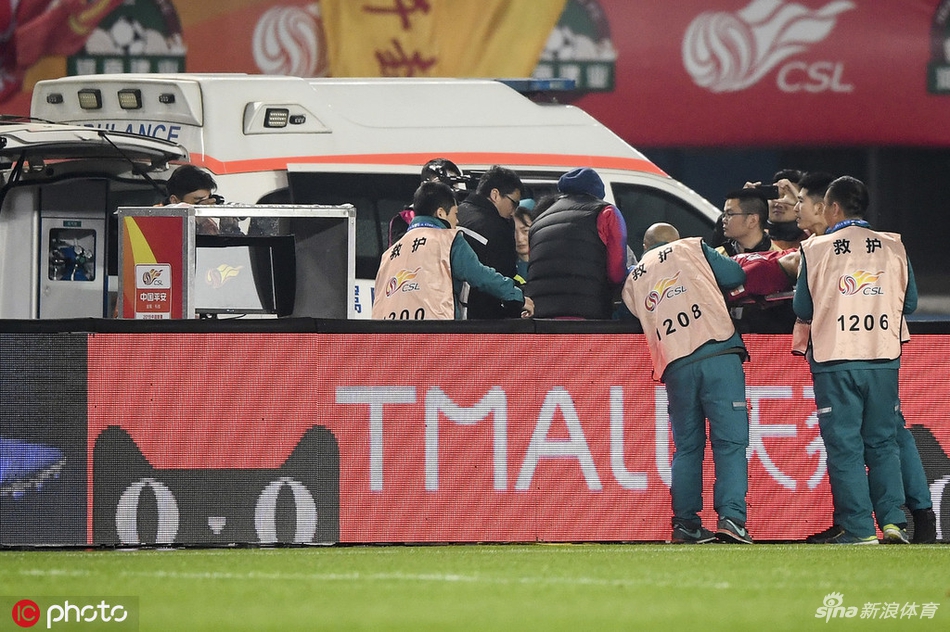 慎入！建业球员杨阔断腿重伤