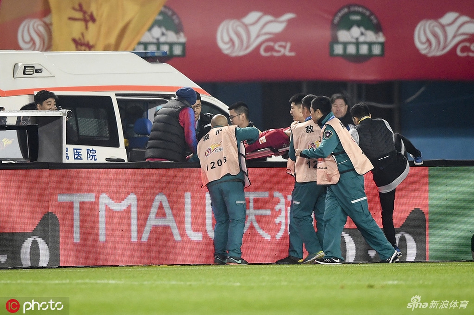 慎入！建业球员杨阔断腿重伤