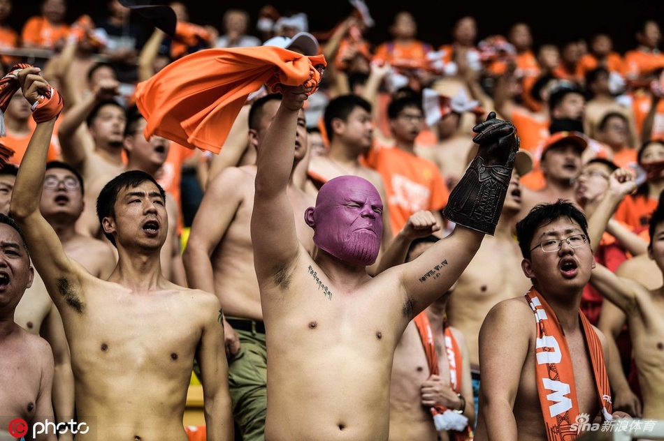 打个响指？中超赛场惊现灭霸