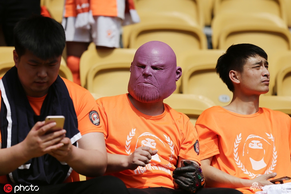 打个响指？中超赛场惊现灭霸