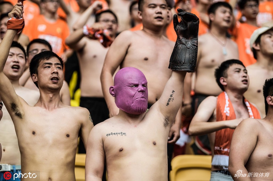 打个响指？中超赛场惊现灭霸