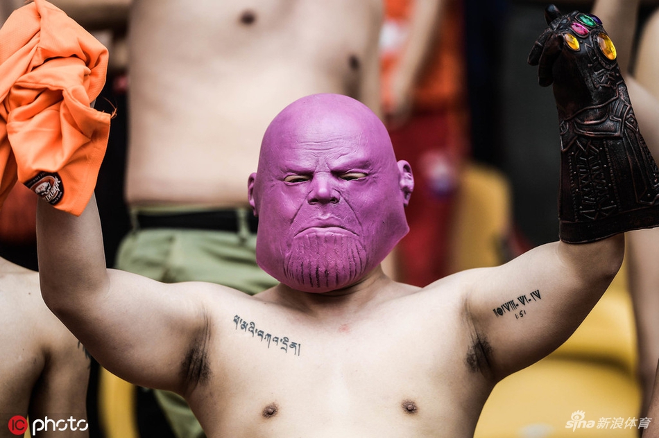 打个响指？中超赛场惊现灭霸