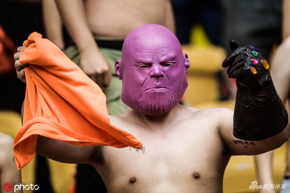 打个响指？中超赛场惊现灭霸