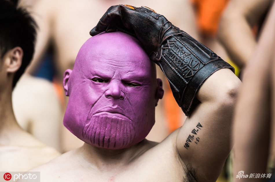 打个响指？中超赛场惊现灭霸