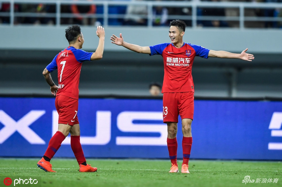 尹聪耀和冯劲庆祝