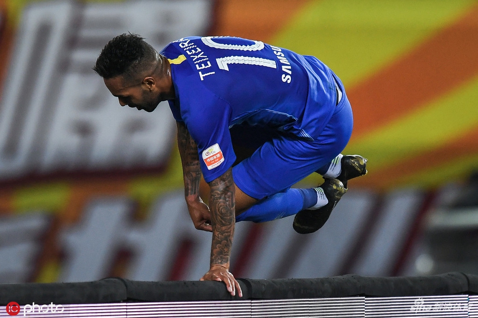 特谢拉翻过广告牌