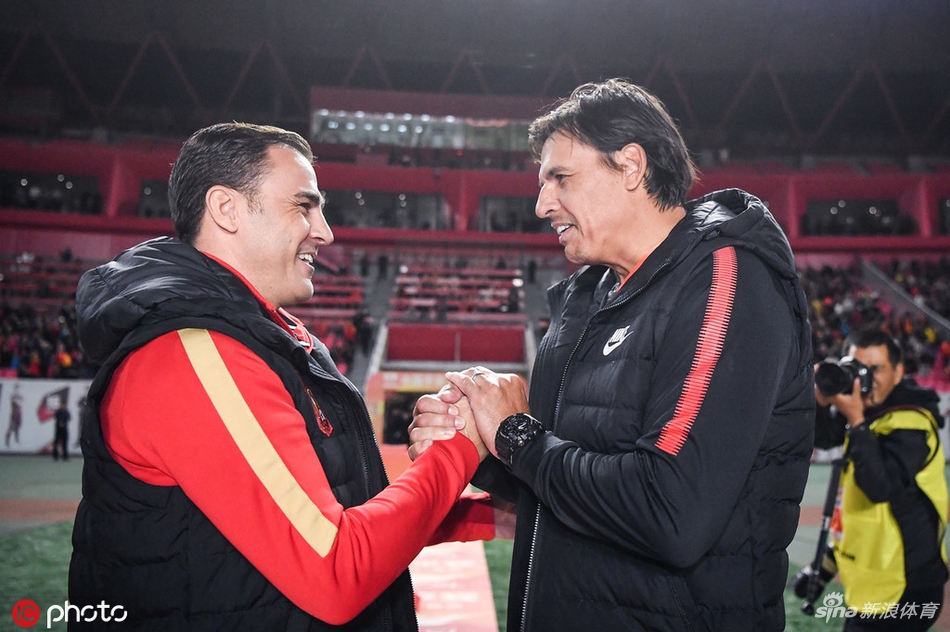 和卡纳瓦罗握手