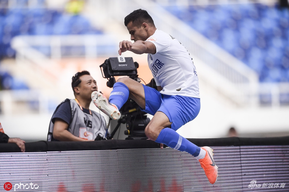 乔纳森跨越广告牌