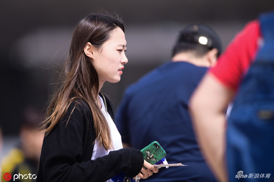 一大波狗粮！这叫一个甜！泰达年轻情侣助威