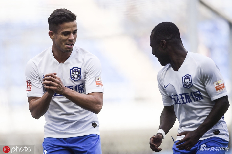 乔纳森和阿奇姆彭庆祝