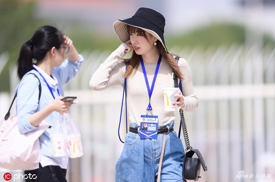 一大波狗粮！这叫一个甜！泰达年轻情侣助威