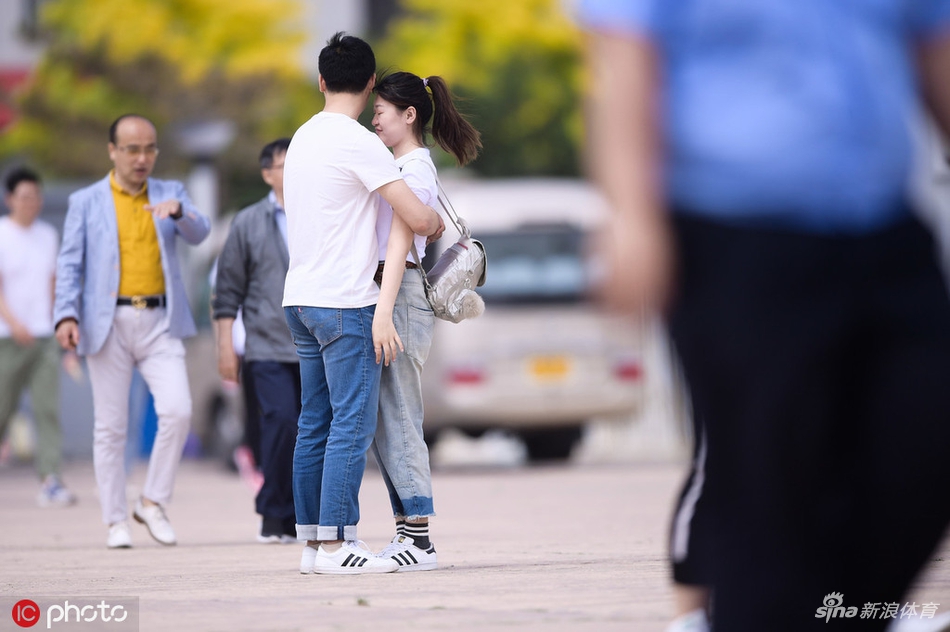 一大波狗粮！这叫一个甜！泰达年轻情侣助威