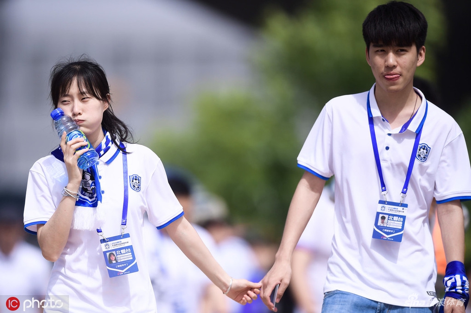 一大波狗粮！这叫一个甜！泰达年轻情侣助威