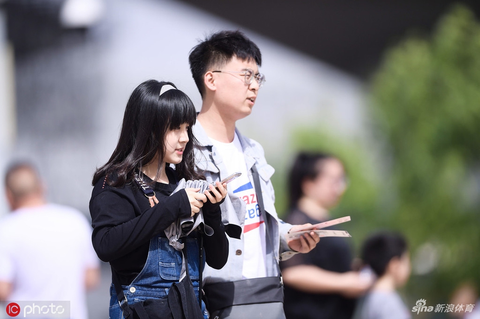 一大波狗粮！这叫一个甜！泰达年轻情侣助威