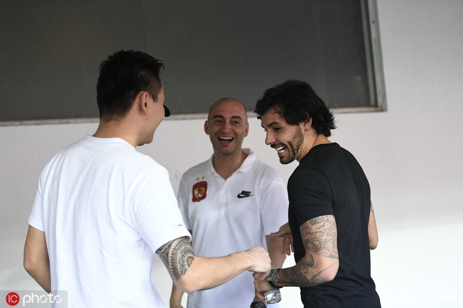 高拉特和郜林寒暄