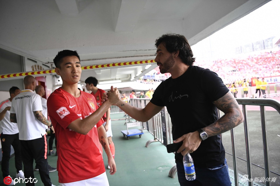 高拉特和韦世豪击掌